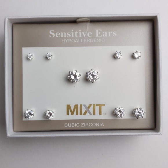 JC Penney Mixit Cubic Zirconia Stud Earrings - Picture 1 of 4